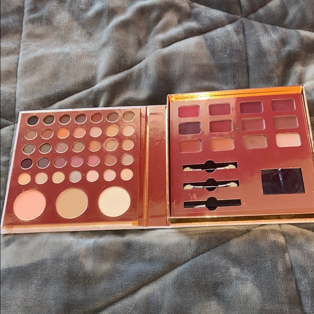 NWOT Beautique gift of beauty makeup palette